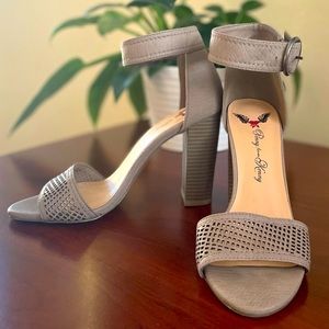 Penny Loves Kenny Size 7 Taupe Strap Black Heels
